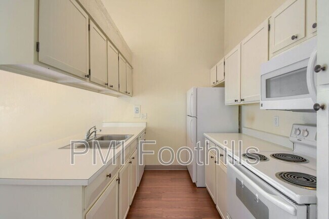Foto del edificio - 8738 Chase Dr