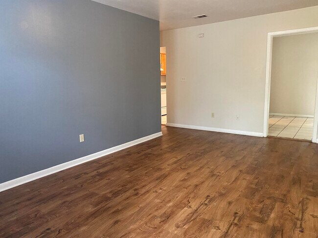 Building Photo - 2337 Yorkshire Dr