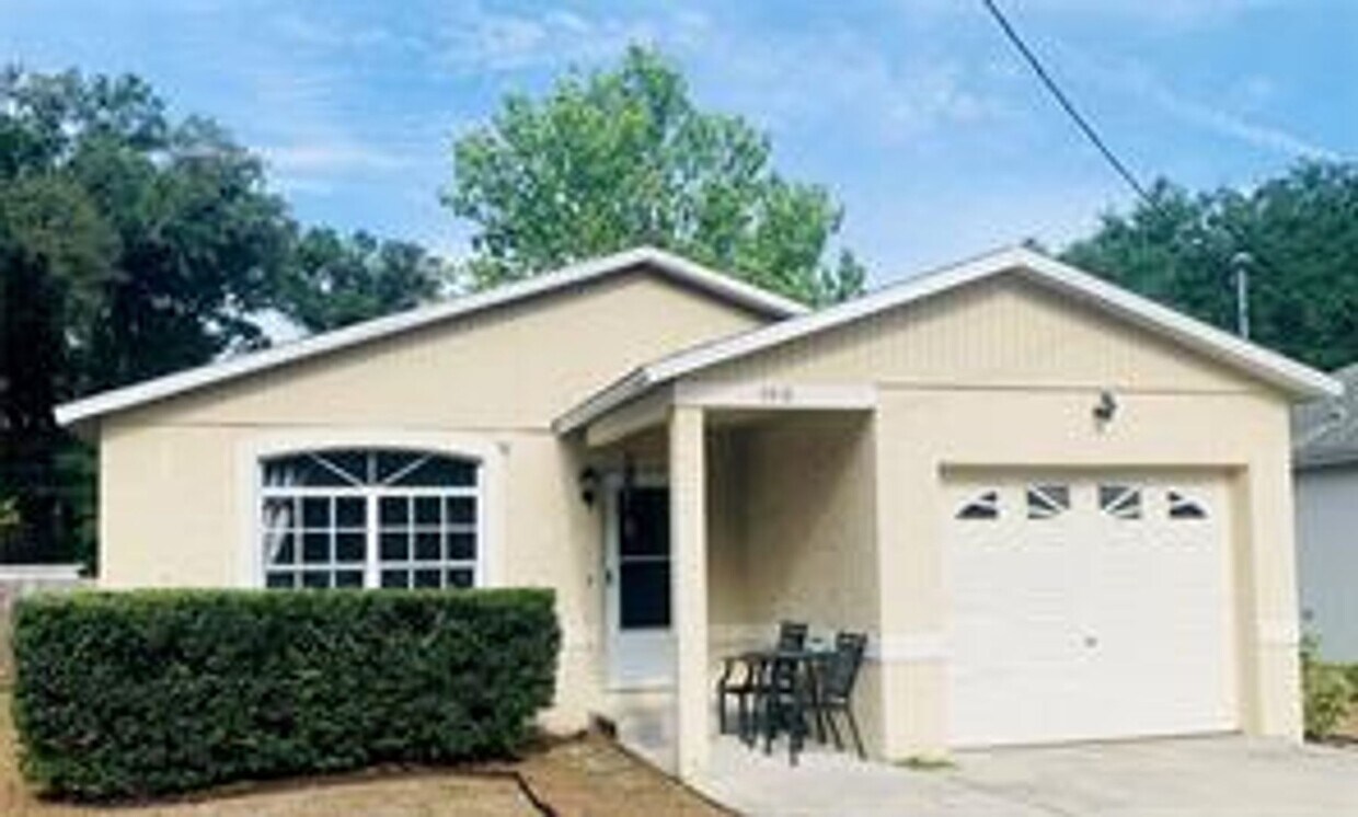 Primary Photo - Nice 3 bedroom 2 bath with screened-in lan...
