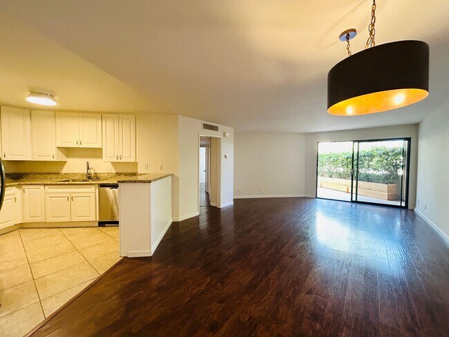 Foto del edificio - Spacious Two Bedroom, Two Bath Condo in De...