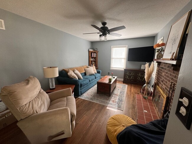 Building Photo - 2 Bedroom 1 Bath Single Family Home in Ove...