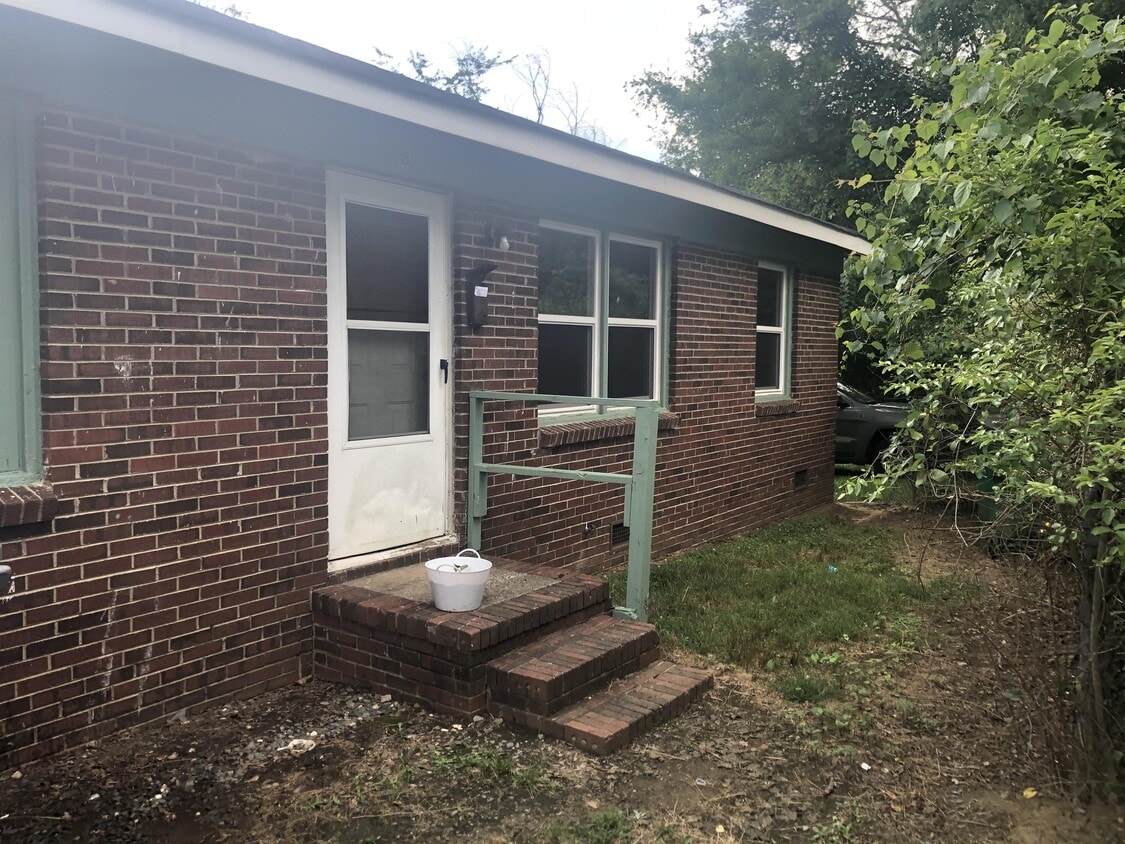 Primary Photo - 1020 Rodey Ave