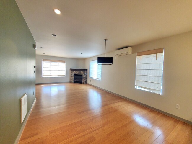 Building Photo - Great Townhome For Rent
