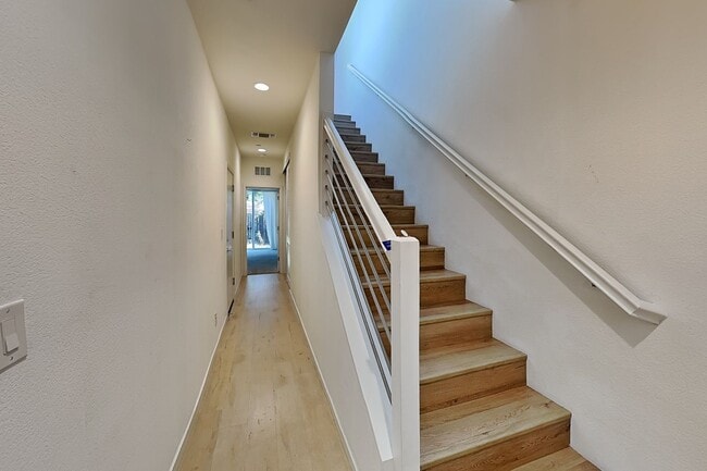 Building Photo - 392 Midstream Ln