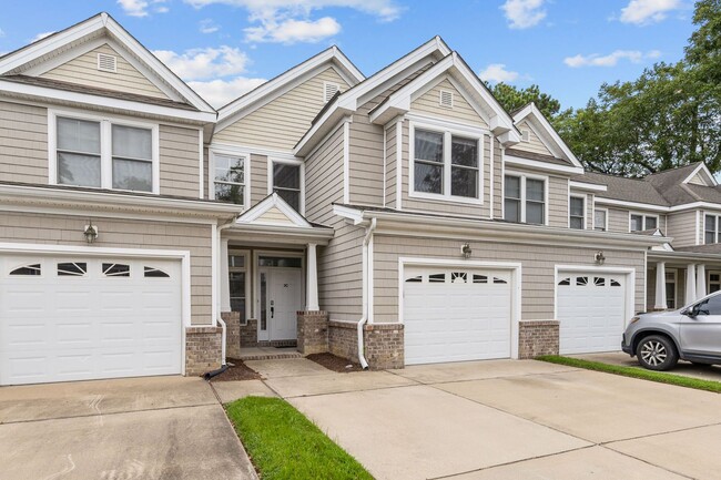Building Photo - Beautiful 3-Bedroom Condo in Norfolk.