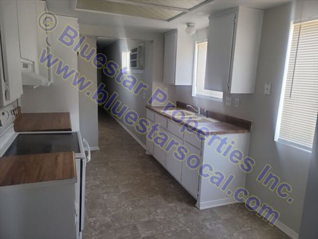 Building Photo - 15469 Hesperia Rd