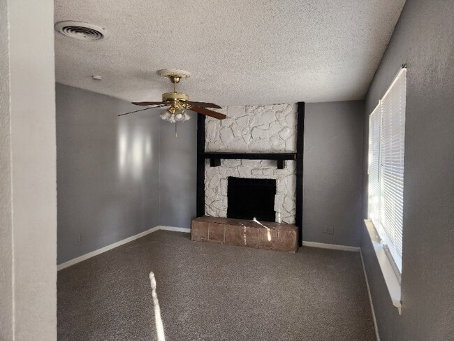 Foto del edificio - 1321 Rosewood Hills Dr