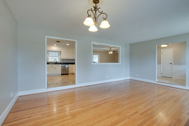 Foto del edificio - 2107 Edinburgh Drive