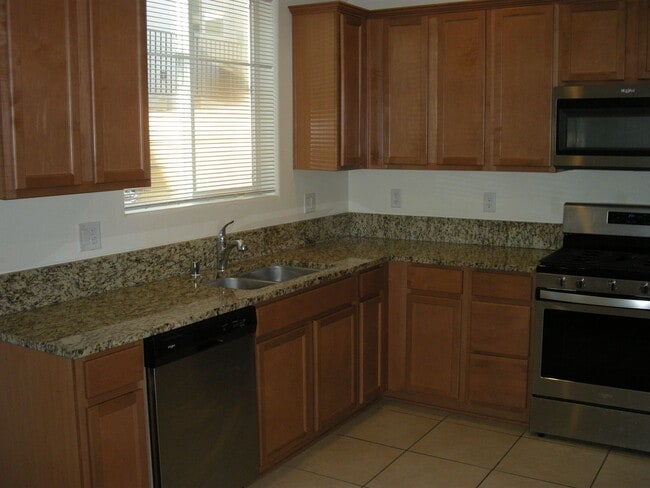 Foto del edificio - Three Bedroom, Two and a Half Bath Townhome Near UNR