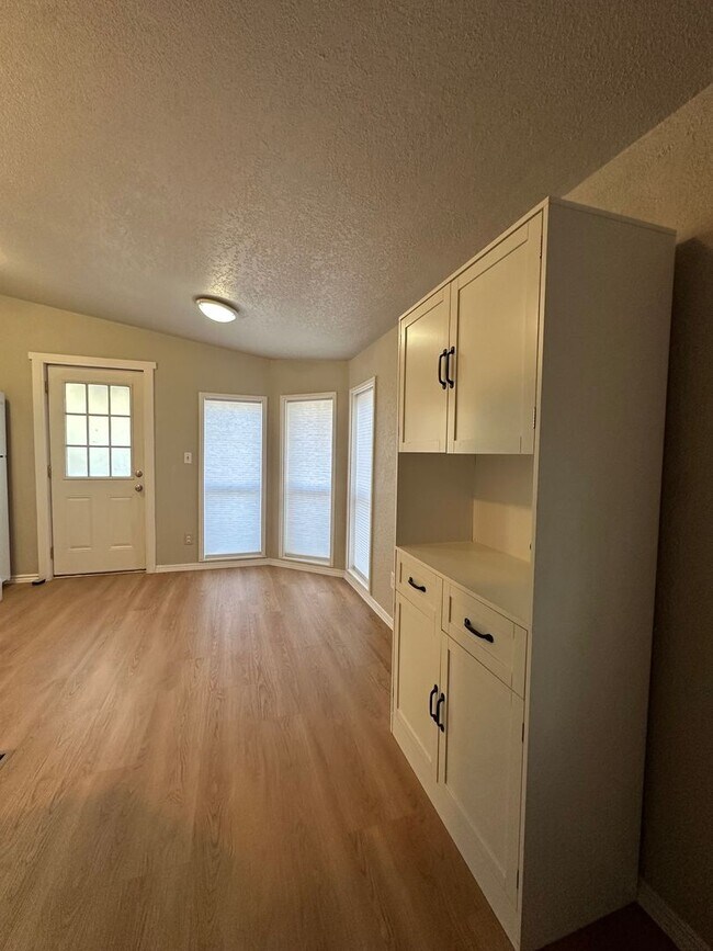 Foto del edificio - Adorable home in La Pine area, 1.5 acres fully fenced!!