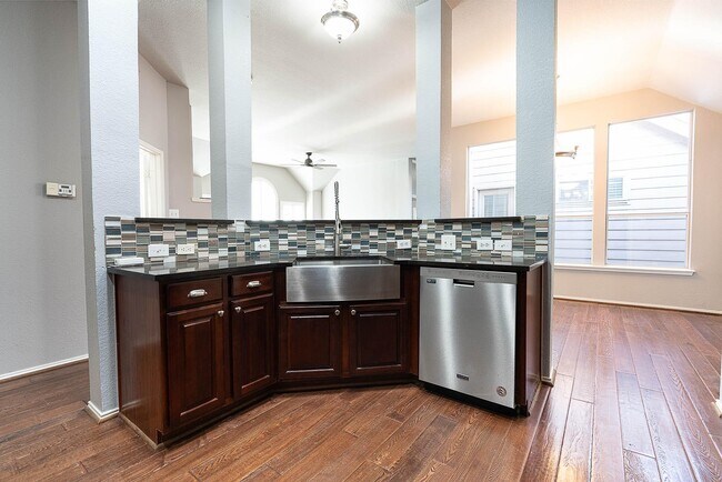 Foto del edificio - 7904 Whispering Tree Ln