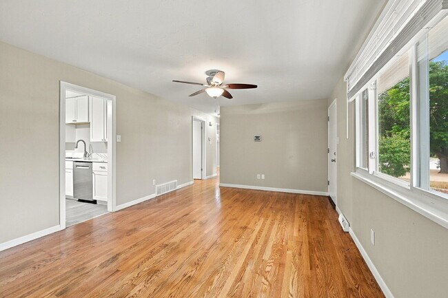 Building Photo - $2,579.95 with $300 Off The First Month's Rent, 3 Beds - 2 Bath, Single Family Home in Aurora wit...