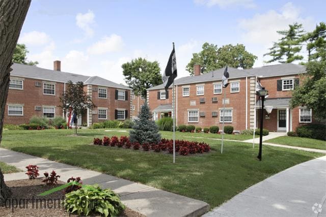 Courtyard - Sycamore Square Apartments