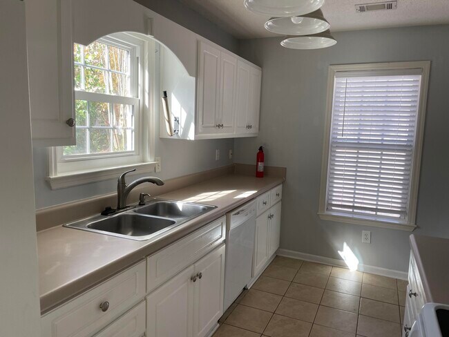 Building Photo - 135 Shelby Dr