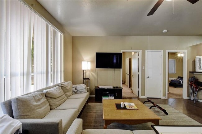 Foto del edificio - 4X2 West Campus Condo Under $900 Per Bedroom