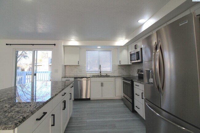 Foto del edificio - Updated West Kennewick 5 Bed/3 Bath House