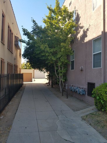 Entrada de coches - 2023 S Harcourt Ave