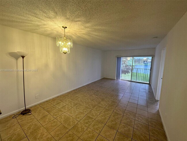 Foto del edificio - 8560 N Sherman Cir