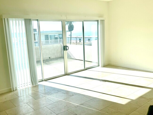 Living Room - 2201 Highland Ave