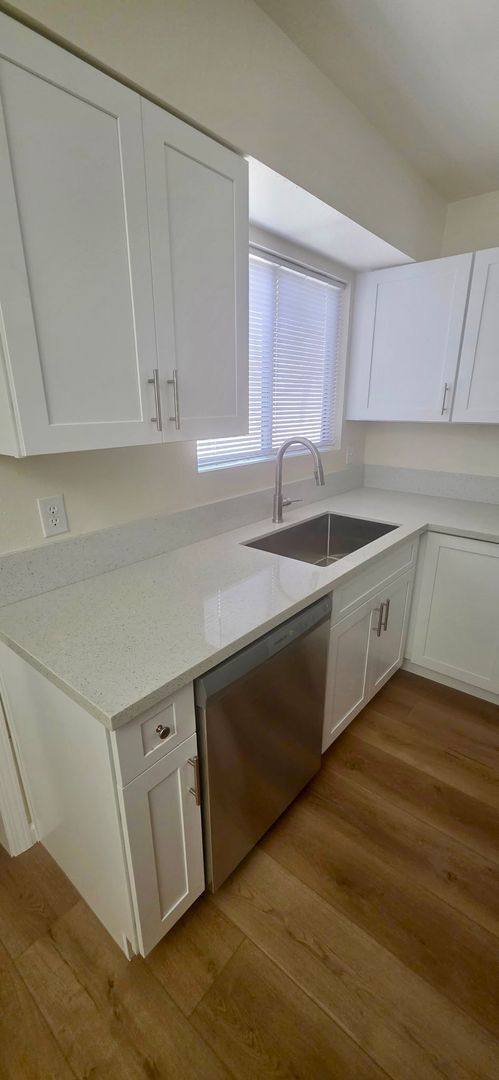 Building Photo - Remodeled 4 bedroom 2 bath condo with easy freeway accesss