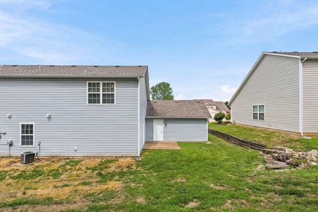 Building Photo - 5004-5006 Betty Jean Way
