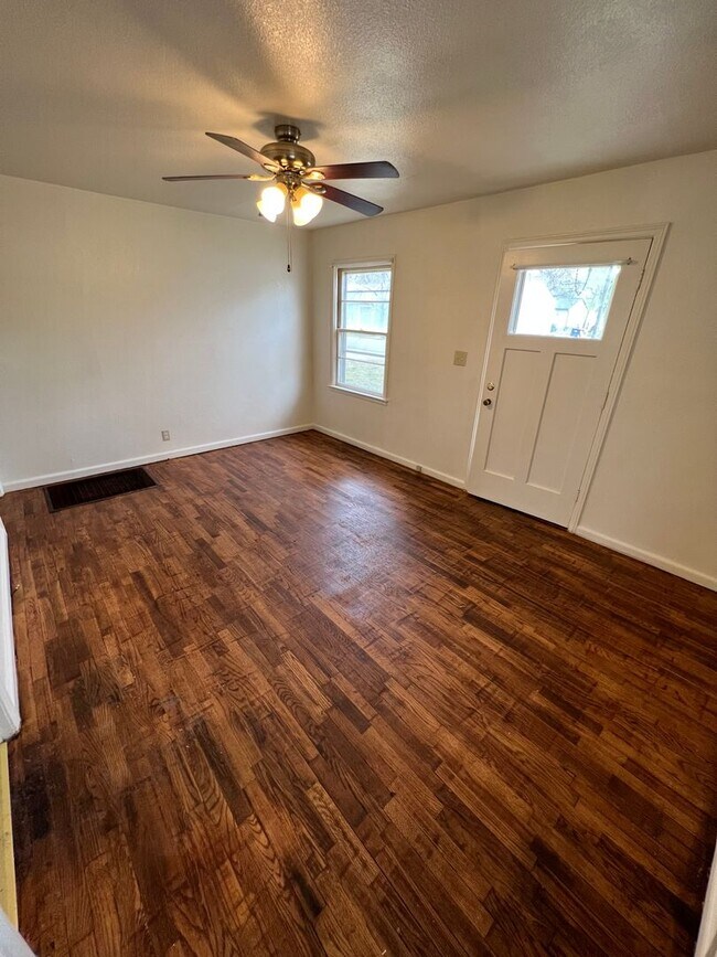 Foto del edificio - Corner Lot 2 Bedroom 1 bath new Hardwood f...