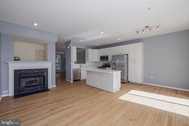 Building Photo - 5130 Knapp Pl