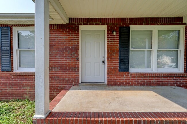 Building Photo - 204 Bob White Dr