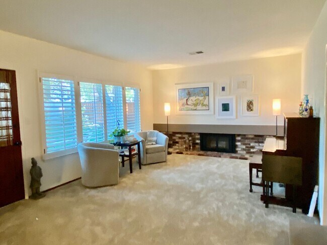 Building Photo - 4 Bed/2 BA Single Story Home, Downtown Ple...