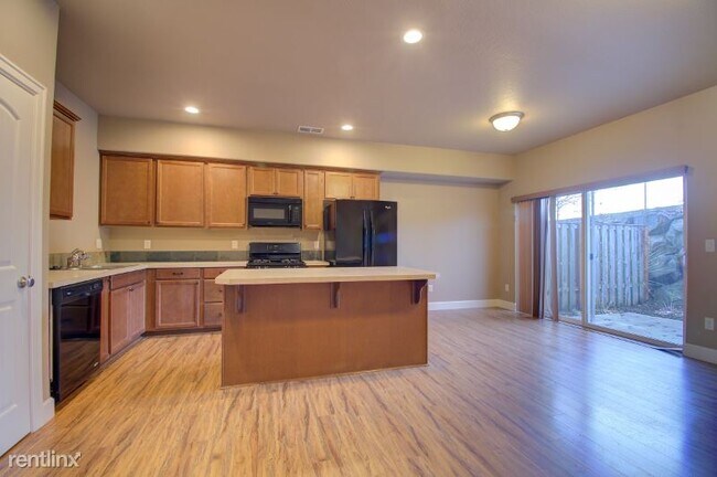 Building Photo - 3 br, 2.5 bath Townhome - 37985 Killarney St