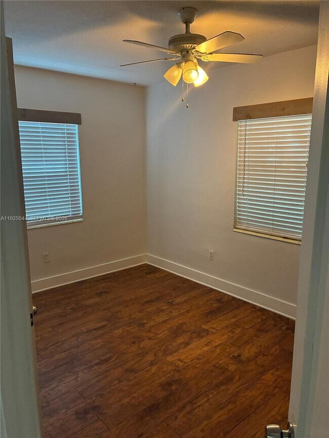 Foto del edificio - 705 E 9th Ct