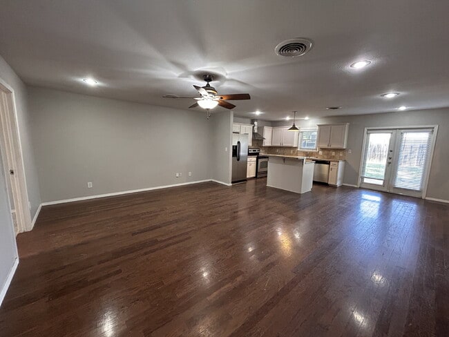 Building Photo - Beautiful, Spacious 4 Bedroom Close to Tex...