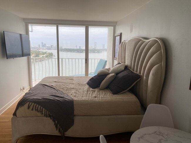 Building Photo - 7601 E Treasure Dr