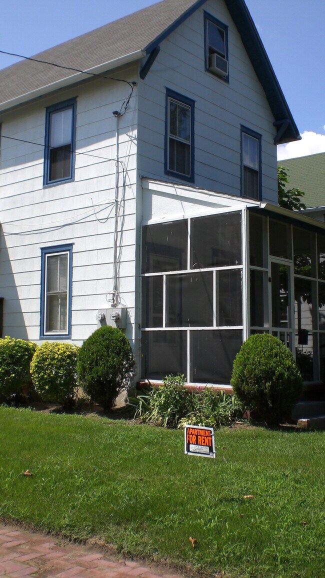 Side view of screened in porach - 455 Horace Ave