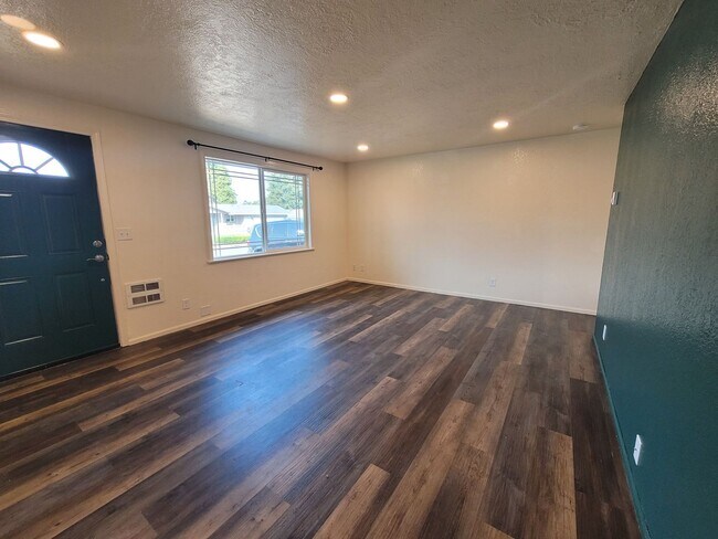 Building Photo - 3 Bedroom down the road from Dexter Reserv...