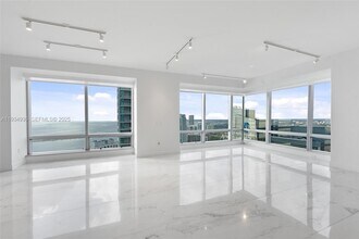 Building Photo - 1425 Brickell Ave