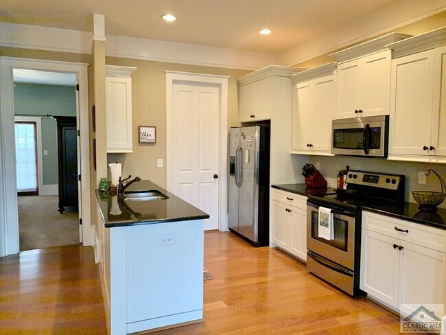 Building Photo - 31 Charter Oak Dr