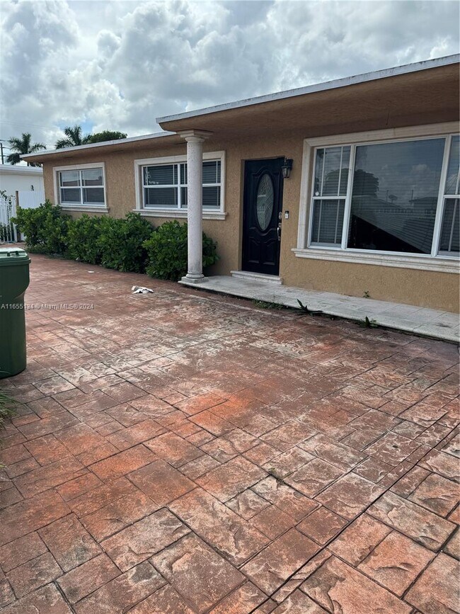 Building Photo - 1570 W 55th Pl