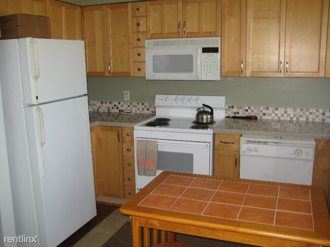 Building Photo - 2 br, 2 bath Condo - 386 Hemlock Ave