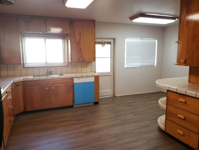 Building Photo - Beautiful, spacious home for RENT!