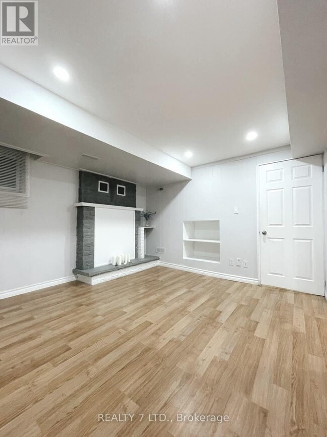 Building Photo - 551 Hayward Crescent