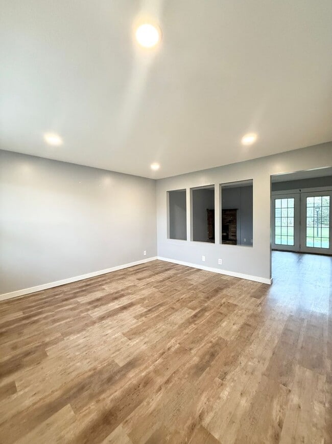 Building Photo - 3 Bedroom Townhome Available!
