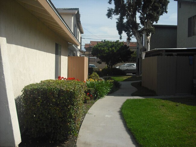 Building Photo - Gorgeous 2 story 2 bedroom 2 bath Townhome