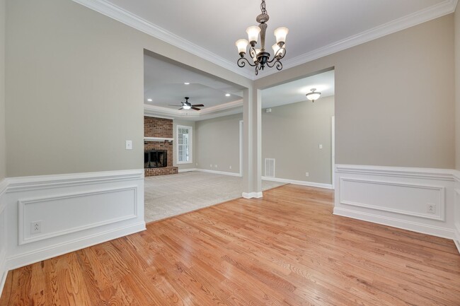 Building Photo - Beautiful 3 bedroom 2 bath Ranch with Bonu...