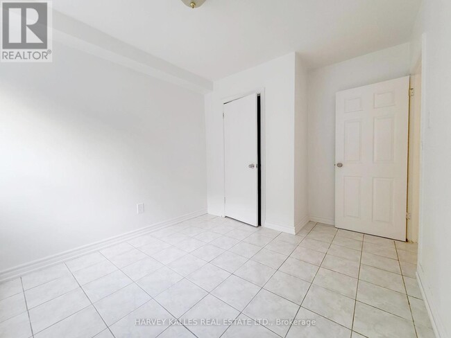 Building Photo - 4-4 Greenbrook Dr