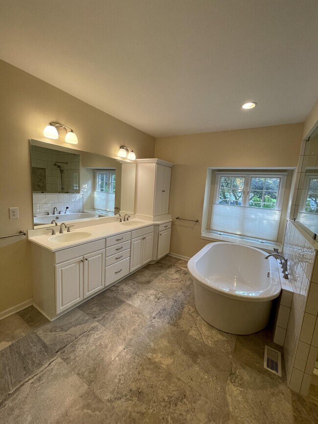 Building Photo - 8174 Bowline Dr