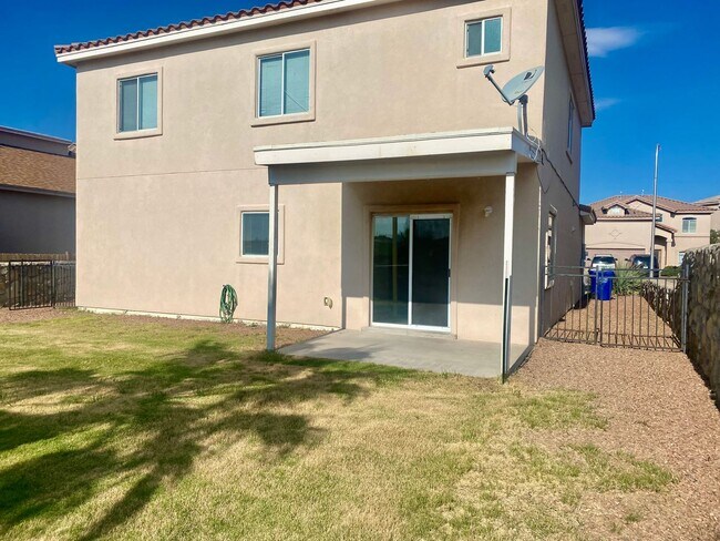 Foto del edificio - 3742 Piedras Negras - Comfortable Two Story 4 Bedroom Home in Great Location!
