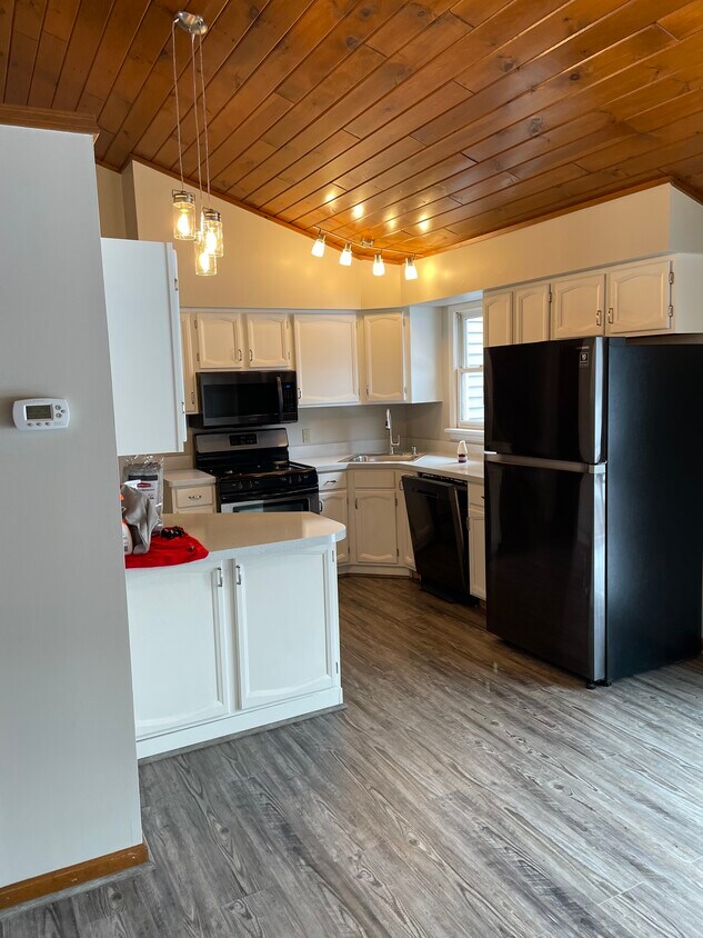 Remodeled Kitchen w/New Appliances - 6229 Versailles Rd