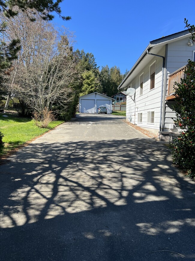 LONG DRIVEWAY - 5881 Central Ave