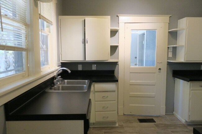 Building Photo - CHARMING MIDTOWN BUNGALOW